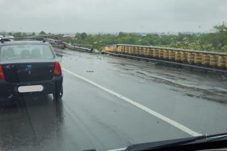 un camion a derapat si a cazut in gol de pe podul de la sabareni pe sensul spre chitila pe acel tronson din dn7 banda 1 e plina de gropi atentie bucati de camion pe carosabil 6834662298b15