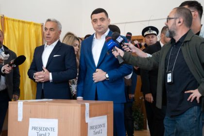 video calin georgescu si george simion impreuna la vot liderul aur am votat impotriva celor care ne desconsidera pe toti 6829798871ff9