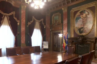 video cladirea bnr din centrul capitalei si a deschis portile publicului oamenii au putut atinge si un lingou de aur de 13 milioane de euro 683ab135017dd