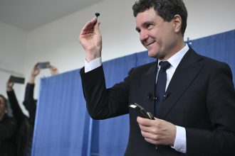 video nicusor dan de mana cu sotia la vot e un punct de cotitura am votat pentru o directie europeana nu pentru izolarea romaniei 682989efee501