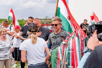 video peter magyar oponentul lui viktor orban a ajuns la granita cu romania in marsul celor un milion de pasi 6830931c4c46a