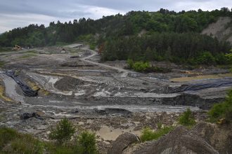 video protest al localnicilor in fata salinei praid dupa ce au aflat ca s a inundat si zona turistica 6839793d70501