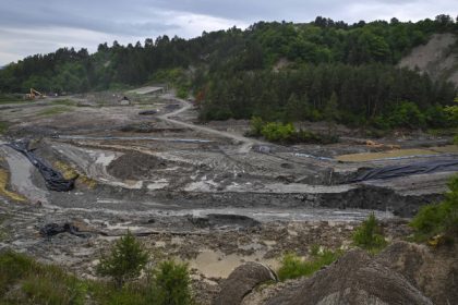 video protest al localnicilor in fata salinei praid dupa ce au aflat ca s a inundat si zona turistica 6839793d70501