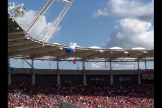 video situatie inedita la un meci de rugby din franta un parasutist a ramas agatat de acoperisul stadionului 682772a5cf0c9