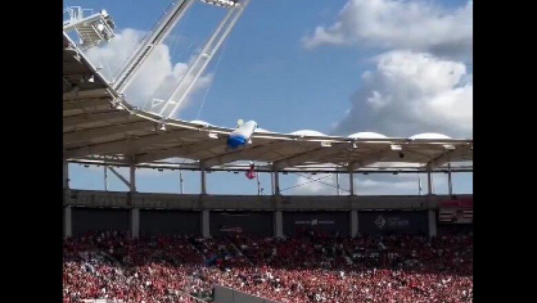 video situatie inedita la un meci de rugby din franta un parasutist a ramas agatat de acoperisul stadionului 682772a5cf0c9