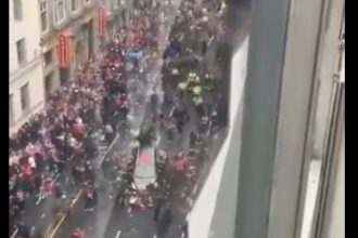 video un barbat a fost retinut dupa ce a intrat cu masina in multime la parada echipei liverpool 6834b33449338