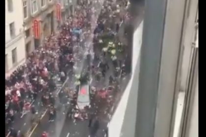 video un barbat a fost retinut dupa ce a intrat cu masina in multime la parada echipei liverpool 6834b33449338