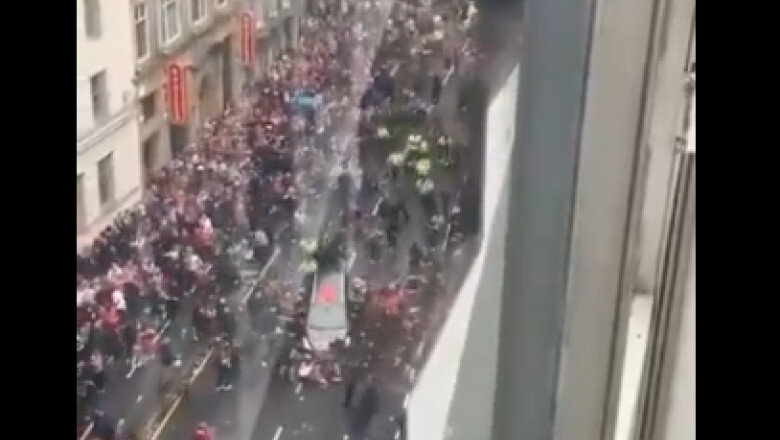 video un barbat a fost retinut dupa ce a intrat cu masina in multime la parada echipei liverpool 6834b33449338