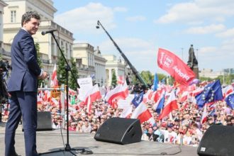 videofoto nicusor dan aclamat de zeci de mii de oameni la varsovia presedintele ales a vorbit in poloneza la mitingul candidatului pro european 68331c538f585