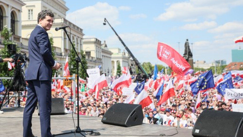 videofoto nicusor dan aclamat de zeci de mii de oameni la varsovia presedintele ales a vorbit in poloneza la mitingul candidatului pro european 68331c538f585