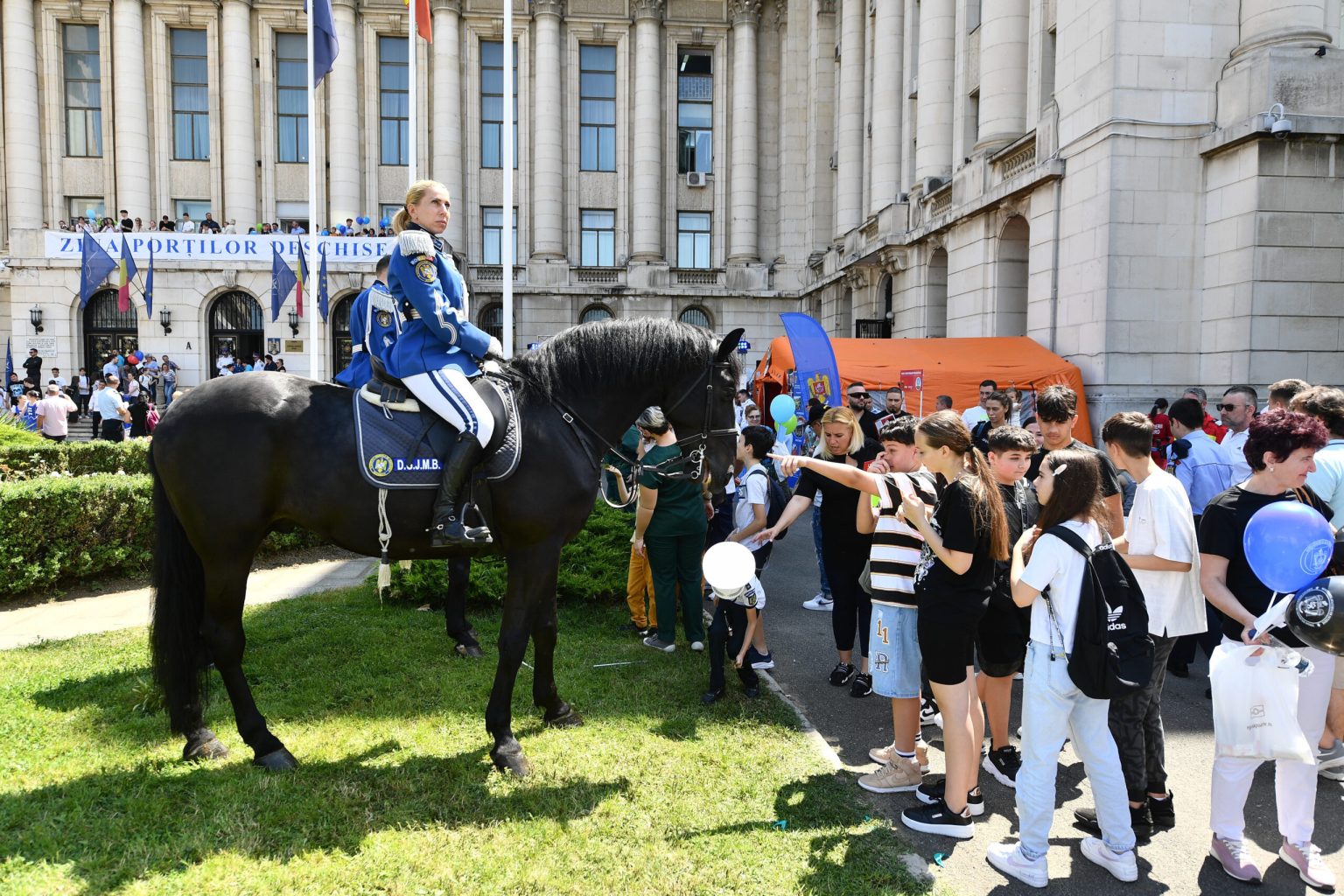ziua portilor deschise pentru copii vineri la sediul mai din bucuresti vor fi prezenti si cateii si caii jandarmeriei si un elicopter si autovehicule vor fi expuse surprizele se tin lant 68385e23c5a33