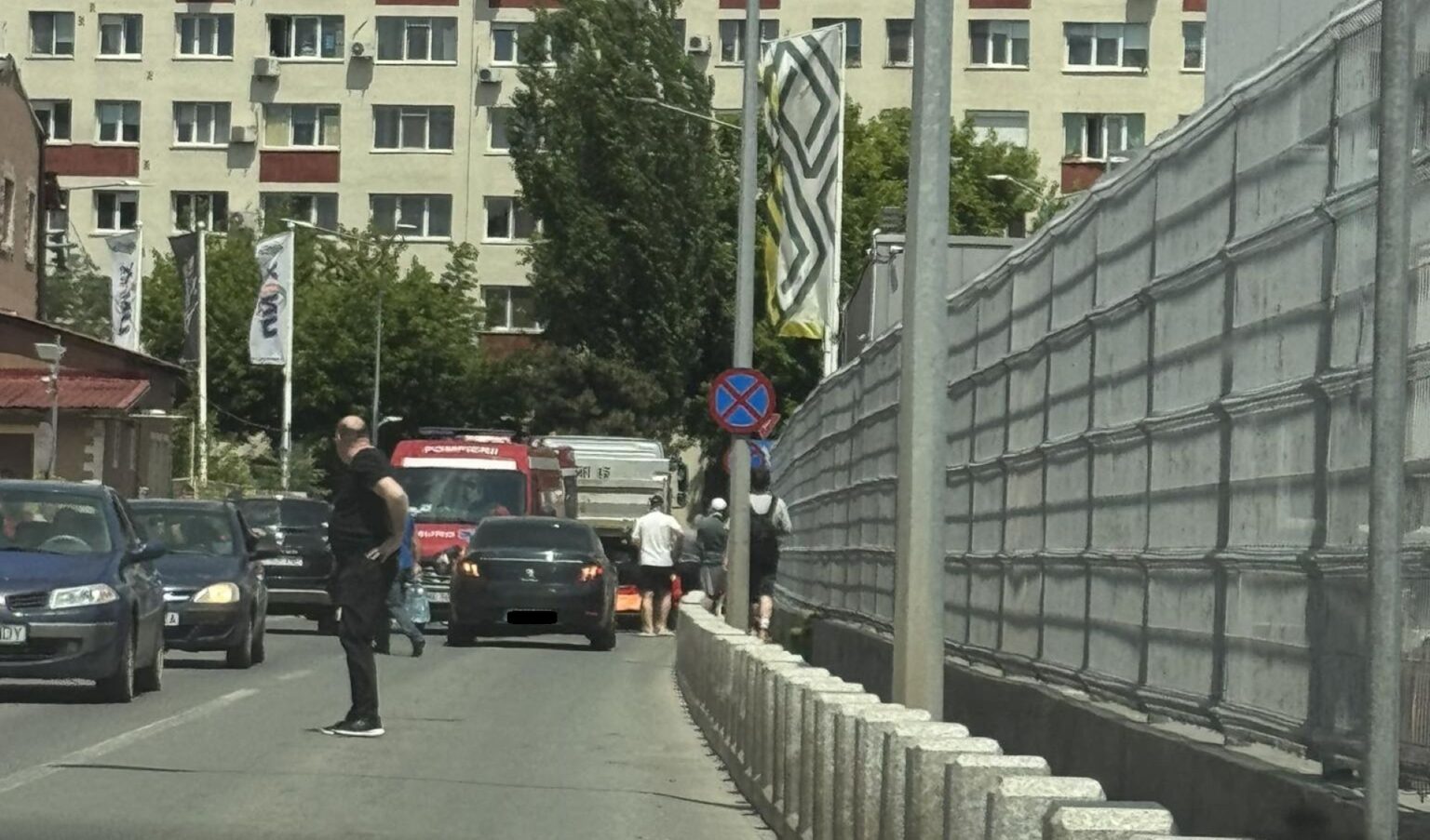 accident cu pieton pe strada aurel persu la iesirea din hornbach berceni o ambulanta smurd se afla la fata locului 683c2e51841a5