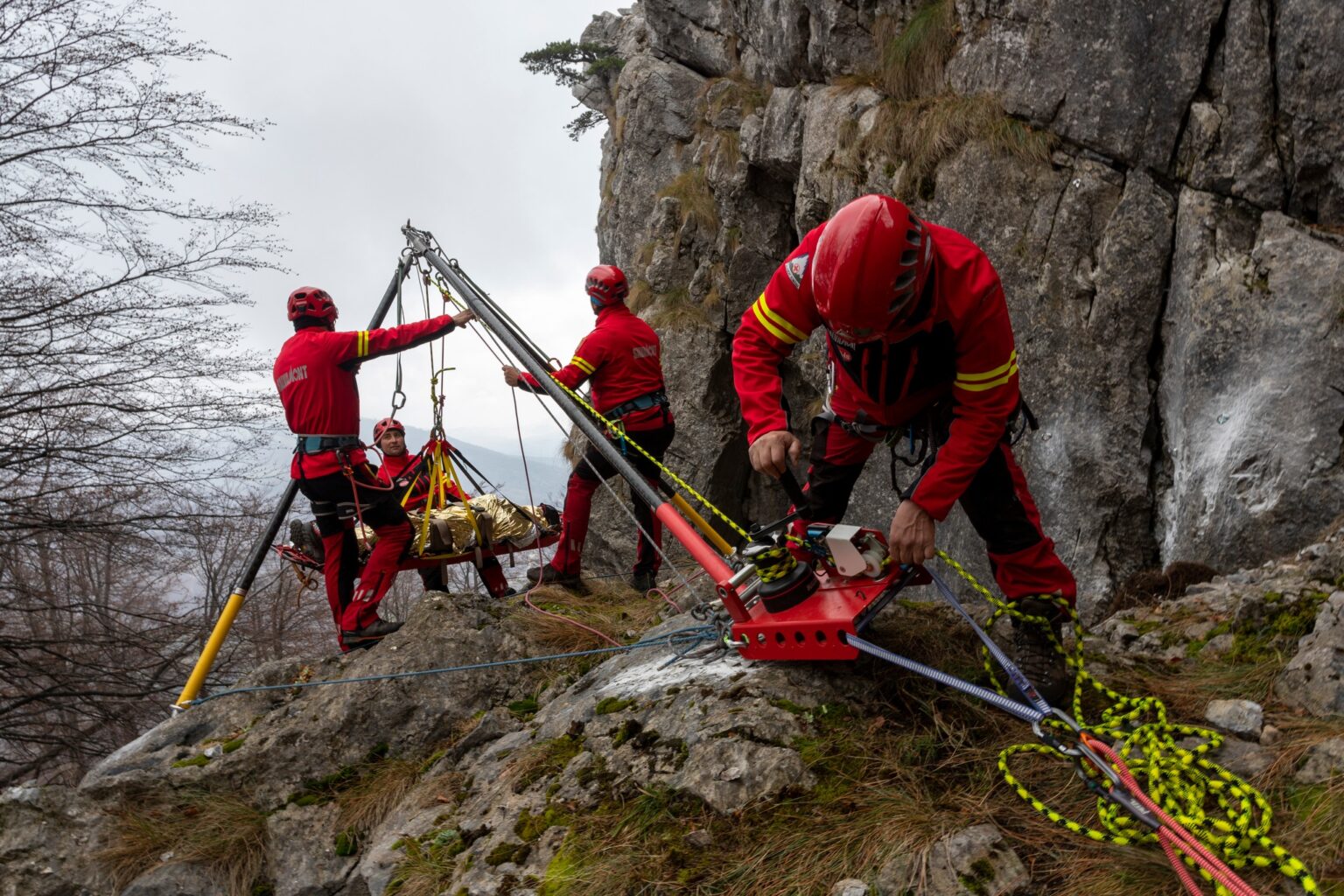 avertizare pentru turistii care merg la munte sa nu intre pe trasee nemarcate 683bf5d447c51