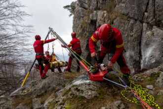 avertizare pentru turistii care merg la munte sa nu intre pe trasee nemarcate 683bf5d447c51