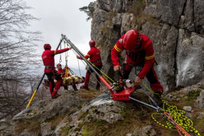 avertizare pentru turistii care merg la munte sa nu intre pe trasee nemarcate 683bf5d447c51
