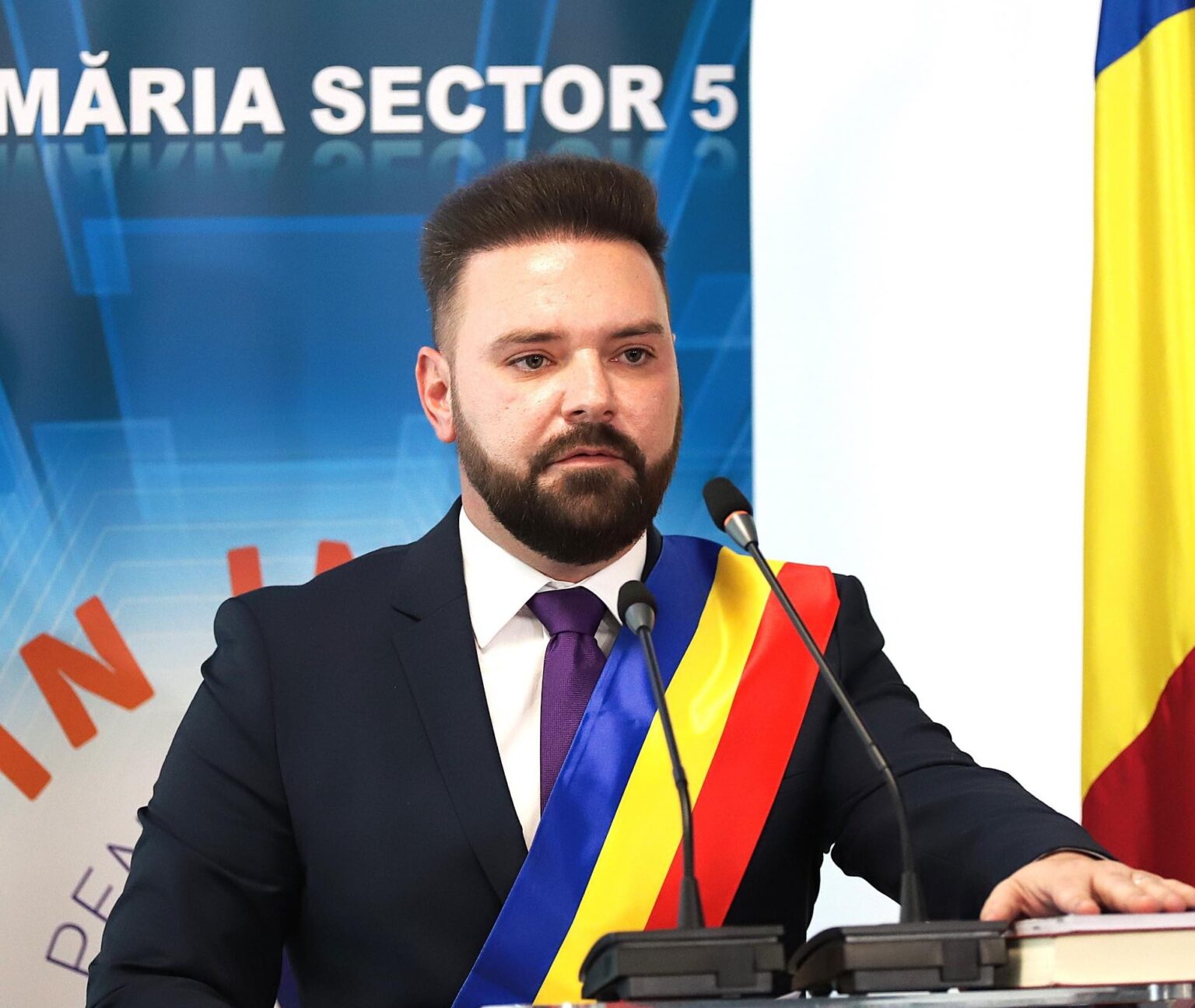 baiatul de la it care lucreaza pentru sectorul 5 si are contract de 50 000 e primaria a angajat o firma cu un angajat pentru instalarea unui sistem de vot electronic 6842e1fd4a309