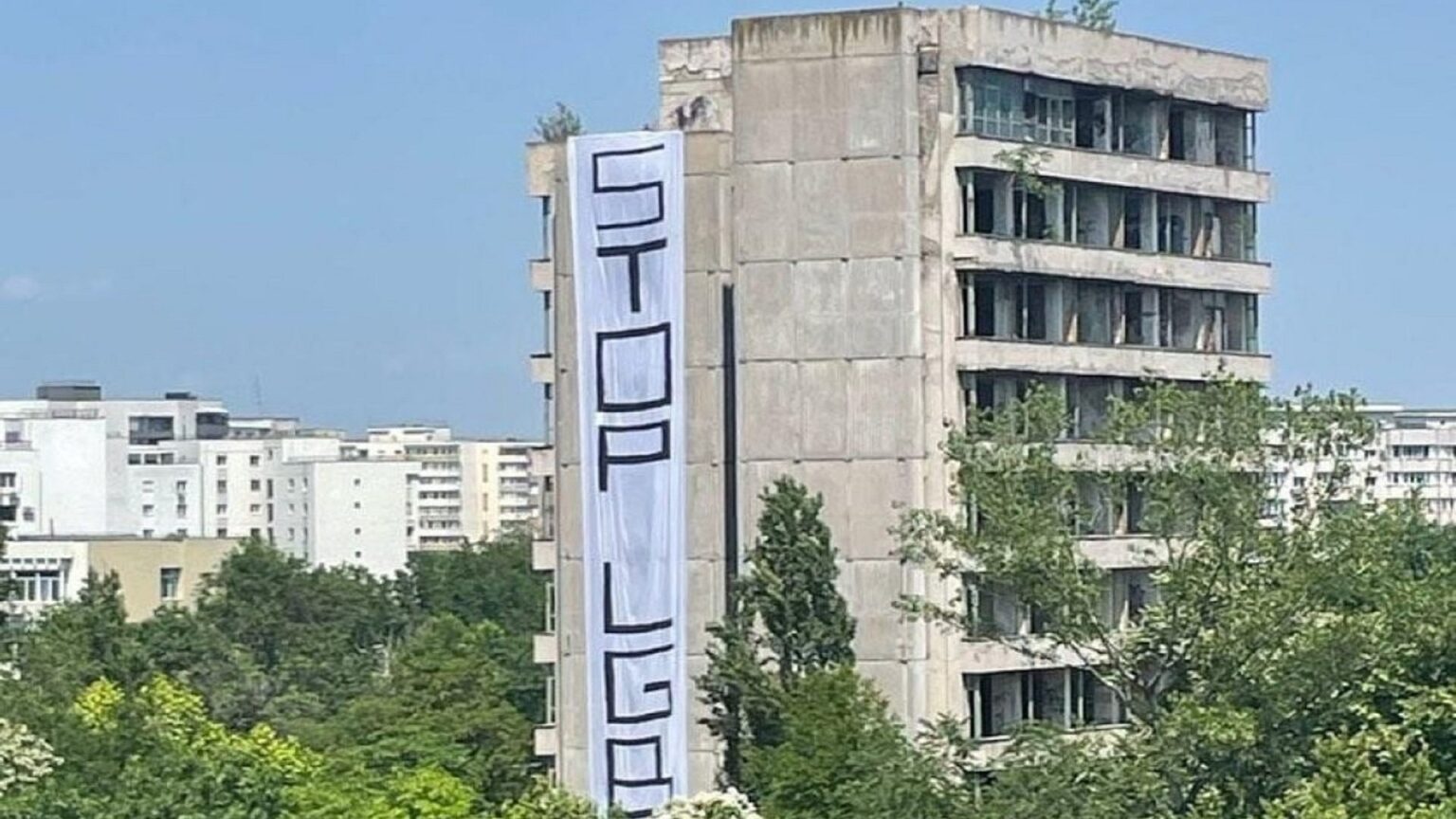 banner cu mesaj homofob pe un bloc abandonat din titan inainte de marsul pride din bucuresti politia a deschis o ancheta 6842e1f331738