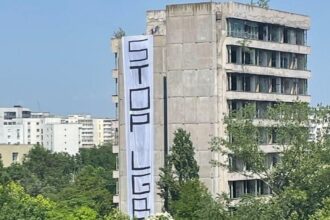 banner cu mesaj homofob pe un bloc abandonat din titan inainte de marsul pride din bucuresti politia a deschis o ancheta 6842e1f331738