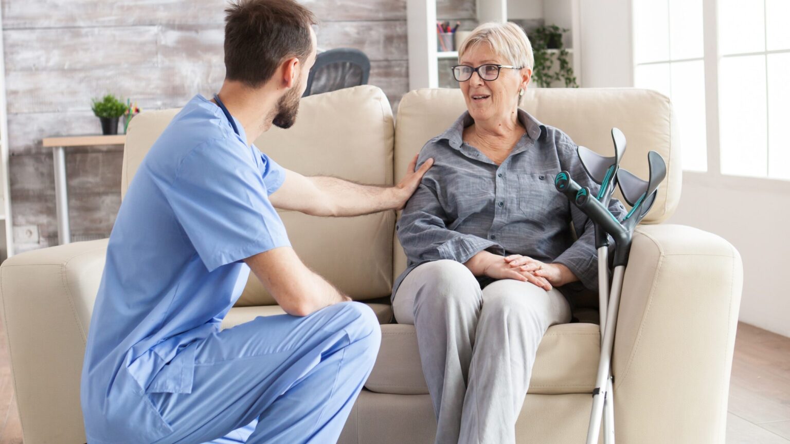 batrani pacaliti de doi medici falsi in bucuresti suspectii intrau in casele lor si le furau banii politistii au dus banuitii la audieri 684021a81e8b8