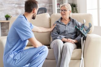 batrani pacaliti de doi medici falsi in bucuresti suspectii intrau in casele lor si le furau banii politistii au dus banuitii la audieri 684021a81e8b8