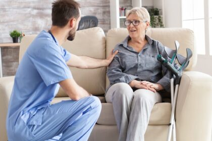 batrani pacaliti de doi medici falsi in bucuresti suspectii intrau in casele lor si le furau banii politistii au dus banuitii la audieri 684021a81e8b8