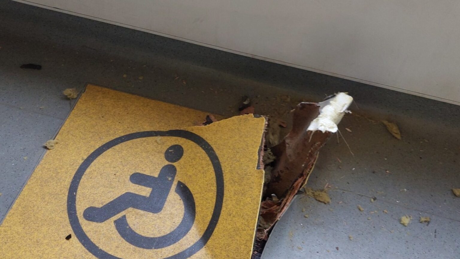 breaking o sina veche si ruginita a strapuns podeaua unui tramvai imperio pe bulevardul regina maria stb liniile 23 si 32 blocate spre depoul alexandria 6842e1f84e6da