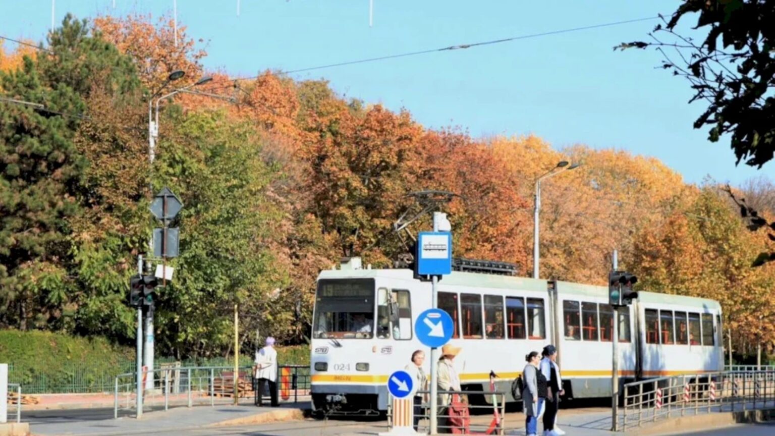 caldura isi face simtita prezenta in bucuresti s a dilatat sina de tramvai de pe bd octavian goga stb liniile 19 23 si 27 blocate in statia posta vitan 683ee66ec2f09