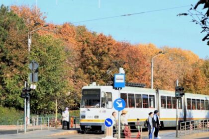 caldura isi face simtita prezenta in bucuresti s a dilatat sina de tramvai de pe bd octavian goga stb liniile 19 23 si 27 blocate in statia posta vitan 683ee66ec2f09