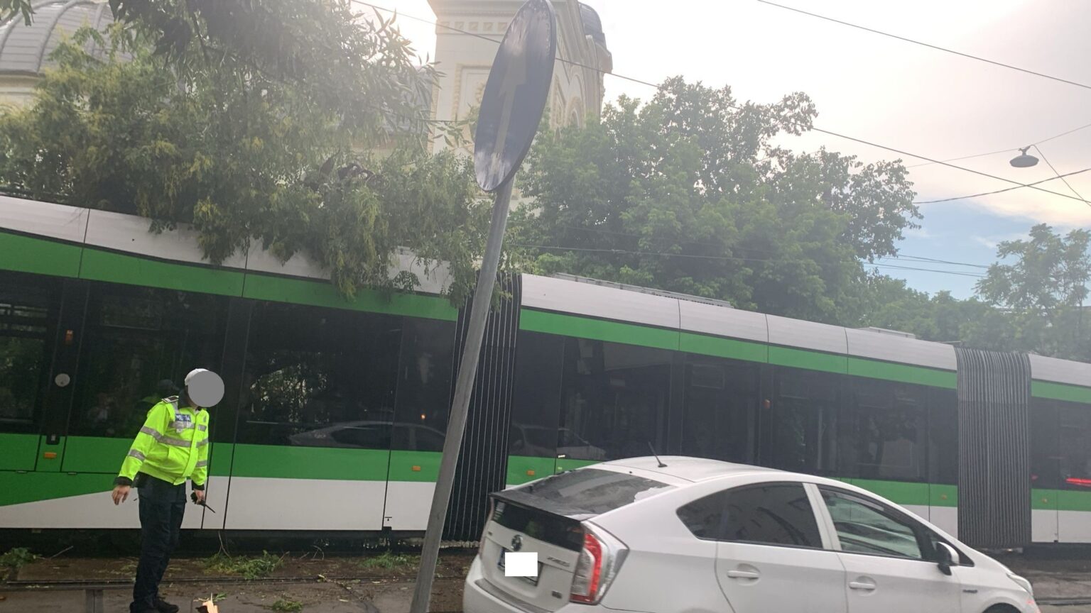 copac prabusit pe un tramvai imperio la intersectia regina maria cu 11 iunie evitati zona e blocat totul stb anunta ca sunt blocate liniile 23 si 32 update 684140ce390cb