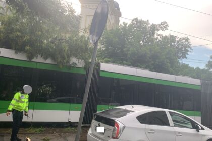 copac prabusit pe un tramvai imperio la intersectia regina maria cu 11 iunie evitati zona e blocat totul stb anunta ca sunt blocate liniile 23 si 32 update 684140ce390cb