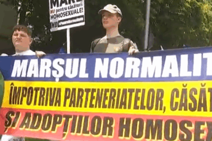 cruci icoane si rugaciuni la marsul normalitatii din bucuresti 684458eaeda24