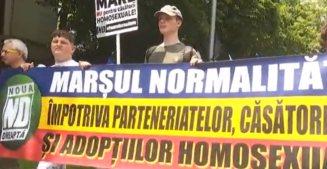 cruci icoane si rugaciuni la marsul normalitatii din bucuresti 684458eaeda24