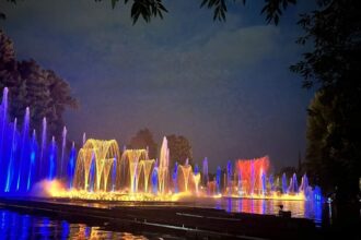 fantanile din parcul a i cuza luminate in turcoaz luni pentru a marca ziua de constientizare a bolii batten 6842d32c78678