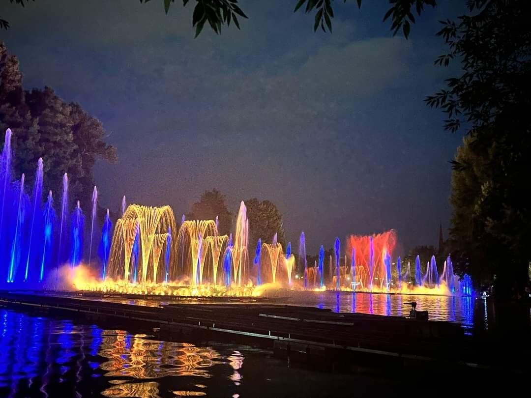 fantanile din parcul a i cuza luminate in turcoaz luni pentru a marca ziua de constientizare a bolii batten 6842d32c78678