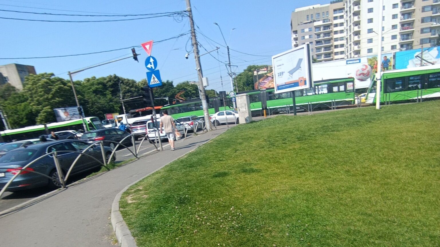 foto trafic de cosmar in drumul taberei din cauza semafoarelor care nu functioneaza la intersectia dintre bd timisoara si str brasov este haos 6842a9b47b083