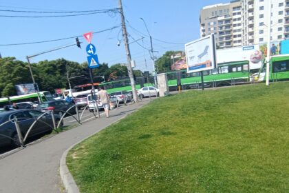foto trafic de cosmar in drumul taberei din cauza semafoarelor care nu functioneaza la intersectia dintre bd timisoara si str brasov este haos 6842a9b47b083