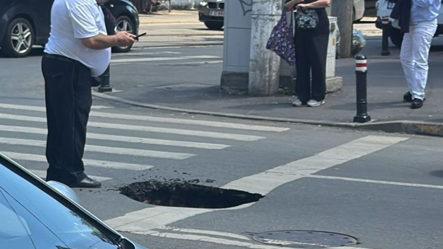 foto un crater a aparut la intersectia dintre maica domnului si bd lacul tei oare unde ajunge 683da687d5cb2