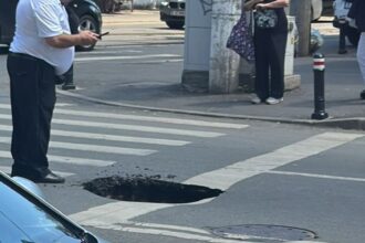 foto un crater a aparut la intersectia dintre maica domnului si bd lacul tei oare unde ajunge 683da687d5cb2