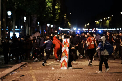 galerie foto doua persoane au murit iar peste 500 au fost arestate dupa sarbatoarea fanilor psg de la paris in urma victoriei din liga campionilor 683c3fa16ddf3