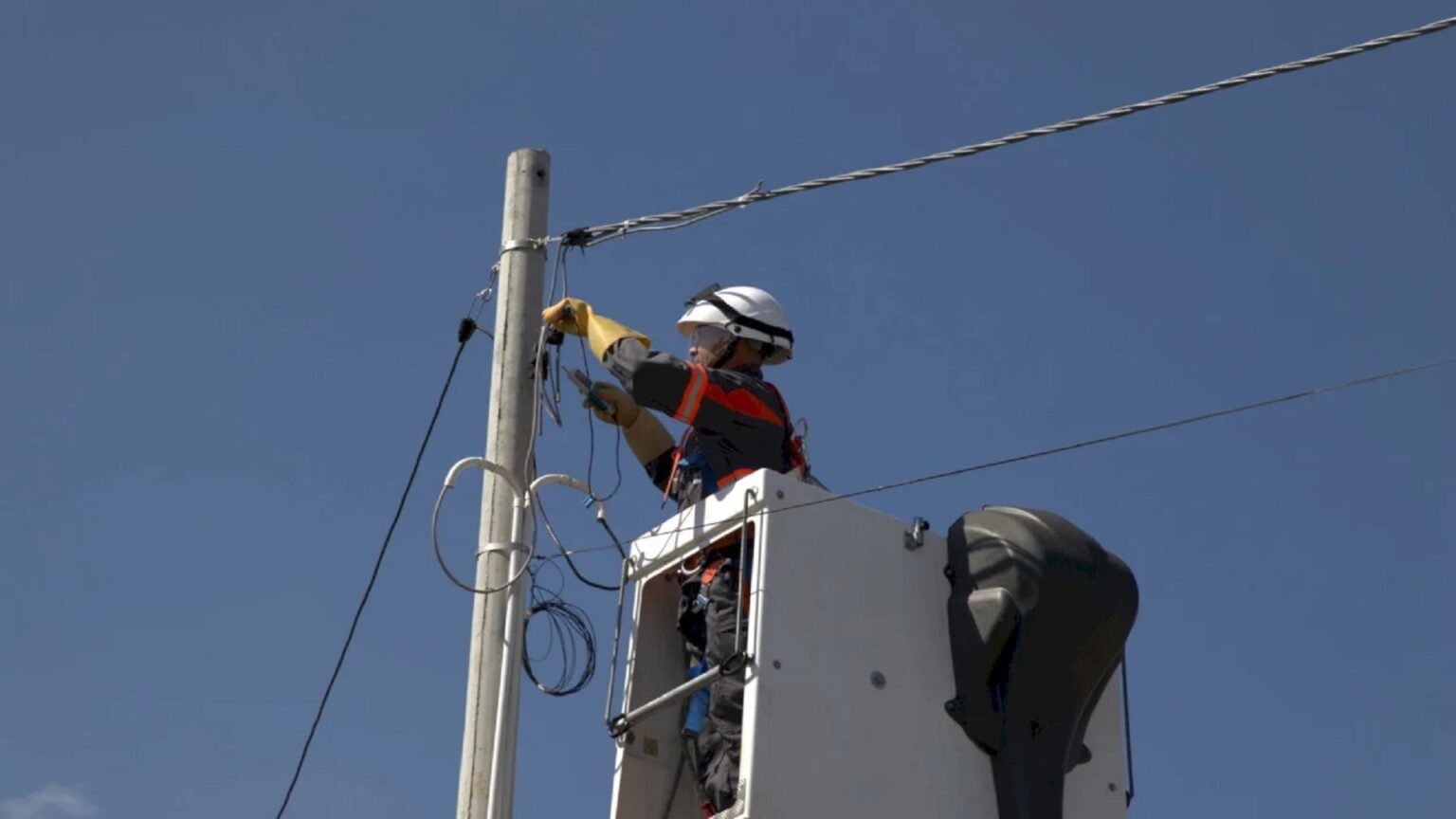 lucrarile de modernizare la reteaua de curent din cartierele mizil policolor si ozana sunt gata anunta retele electrice romania investitia a fost de 12 milioane lei 6842d3e3dd281