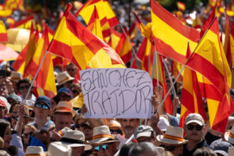 noi proteste in spania impotriva premierului pedro sanchez acuzat de coruptie zeci de mii de oameni in strada 6845ad757421c