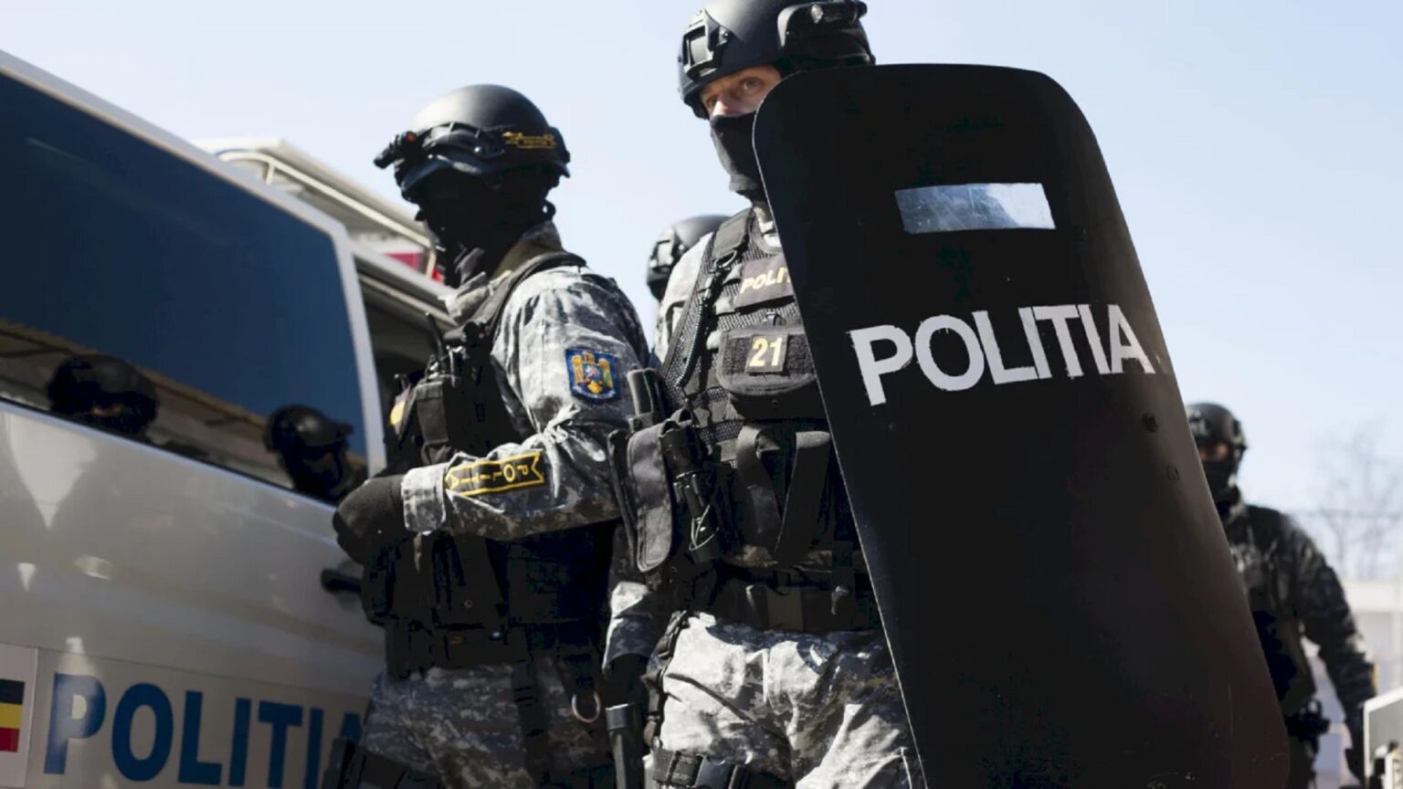 perchezitii la dragonul rosu politistii din bucuresti fac cercetari intr un dosar de comercializare de produse contrafacute din china 22 de persoane conduse la audieri 683d8a5de3bcd