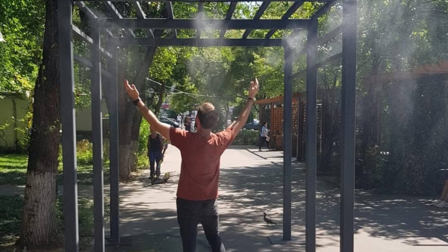 perdelele de apa din sectorul 6 au fost repornite datorita valului de caldura din capitala in sectorul 2 bucurestenii au acces la fantani si cismele publice 68428fec3c372