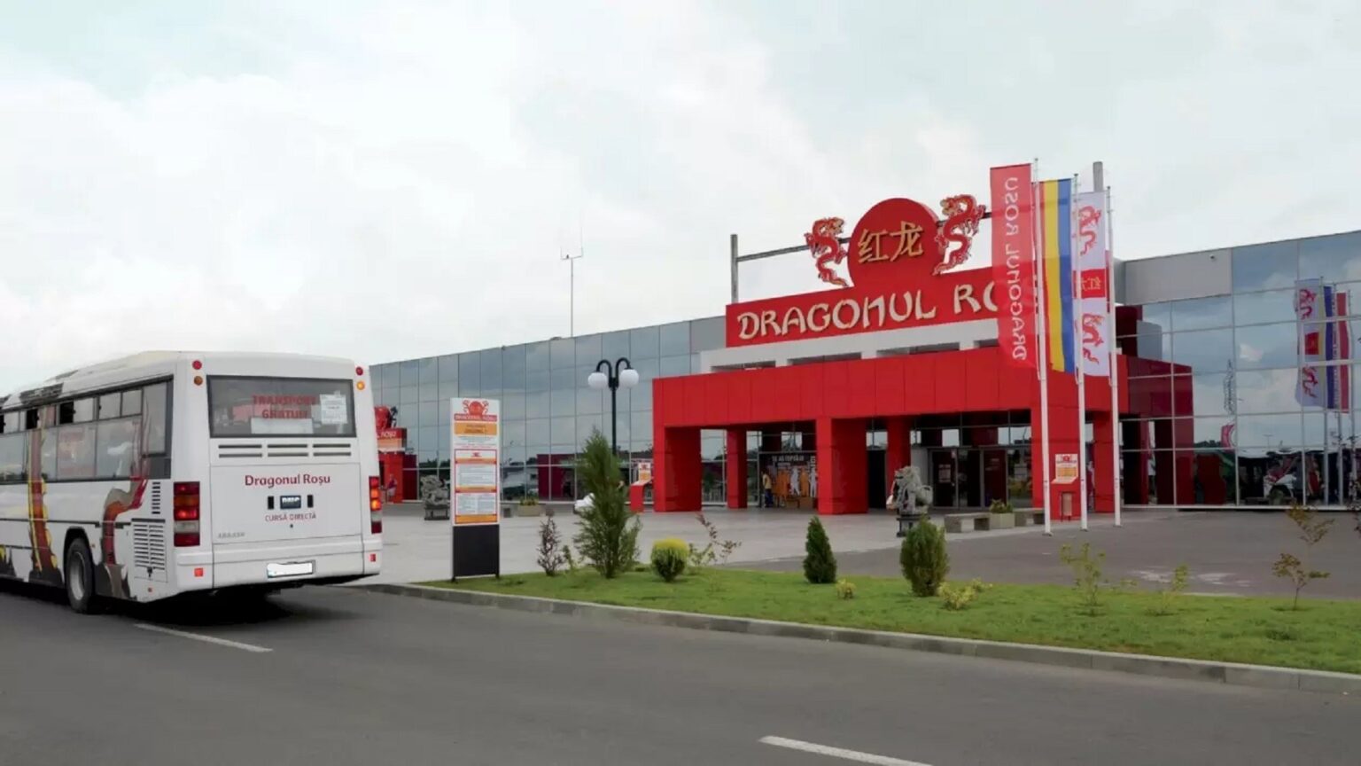 peste 22 000 de haine si parfumuri contrafacute confiscate de politisti dupa perchezitiile de la dragonul rosu produsele valoreaza peste 8 milioane de lei 683ec5a4dfb72