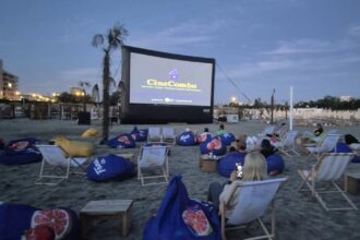 proiectii de film in aer liber la lagoon park plaja artificiala din bucuresti cat costa biletul la lagoon cinema f09f93bdefb88f ps e mult mai ieftin decat cel la piscina 6842bec5b3e95