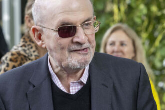 salman rushdie a vorbit despre pericolul ai ce spune despre momentul in care scriitorii vor fi distrusi de inteligenta artificiala 68450bff2f2b4