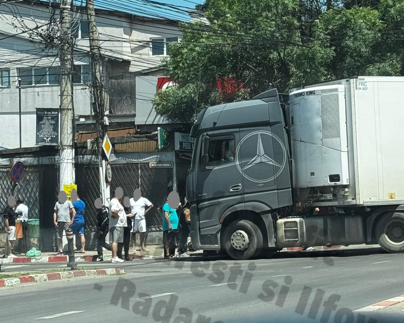 trafic alert motociclist implicat intr un accident cu un tir pe strada ecaterina teodoroiu din voluntari martor benzile 1 si 2 sunt blocate 683ed85ac8247