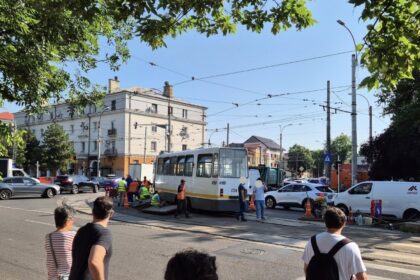 un alt tramvai a deraiat in zona bulevardelor bucurestii noi gloriei stb liniile 53 si 95 sunt blocate si circula deviat 683fe83aae8ad