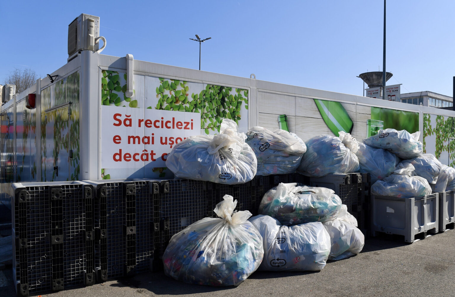 un barbat din chitila a obtinut ilegal 700 000 de lei din reciclarea sticlelor prin sistemul sgr acum este cercetat pentru inselaciune 683e9ef033298