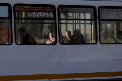 update un tramvai a deraiat in zona bulevardelor bucurestii noi gloriei stb linia 53 e blocata spre cartier damaroaia 683ef5b1c8955